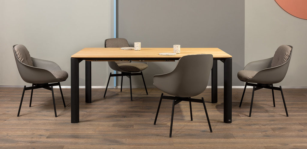 Rolf Benz 957 dining table with 600 dining chair