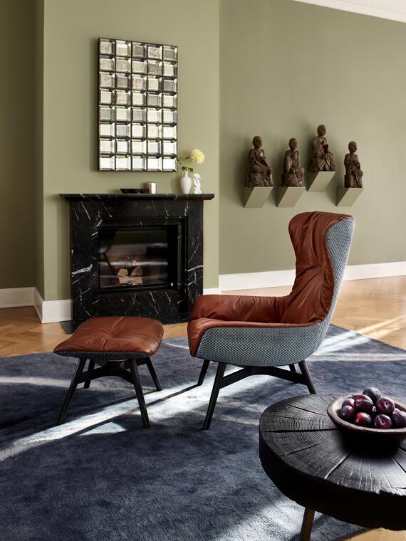 Freifrau Leya Wingback Lounge Chair with wooden base