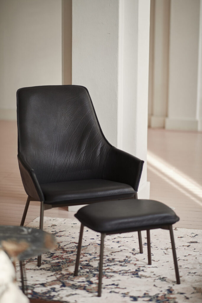 Freifrau Grace lounge chair with high back in black leather